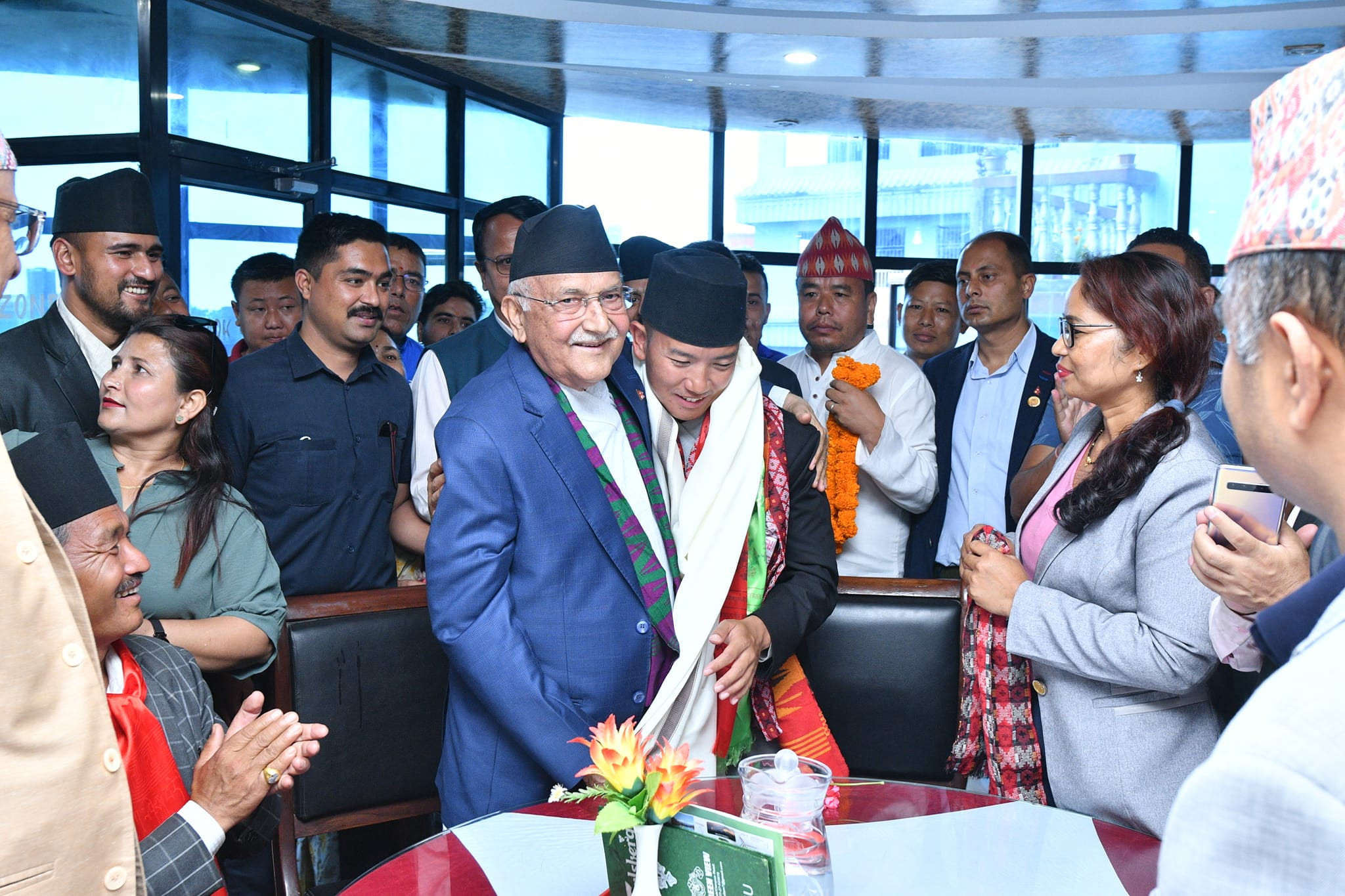 इलाम पुगेर एमाले अध्यक्ष ओलीले सुहाङलाई दिए बधाई (तस्वीरहरू)